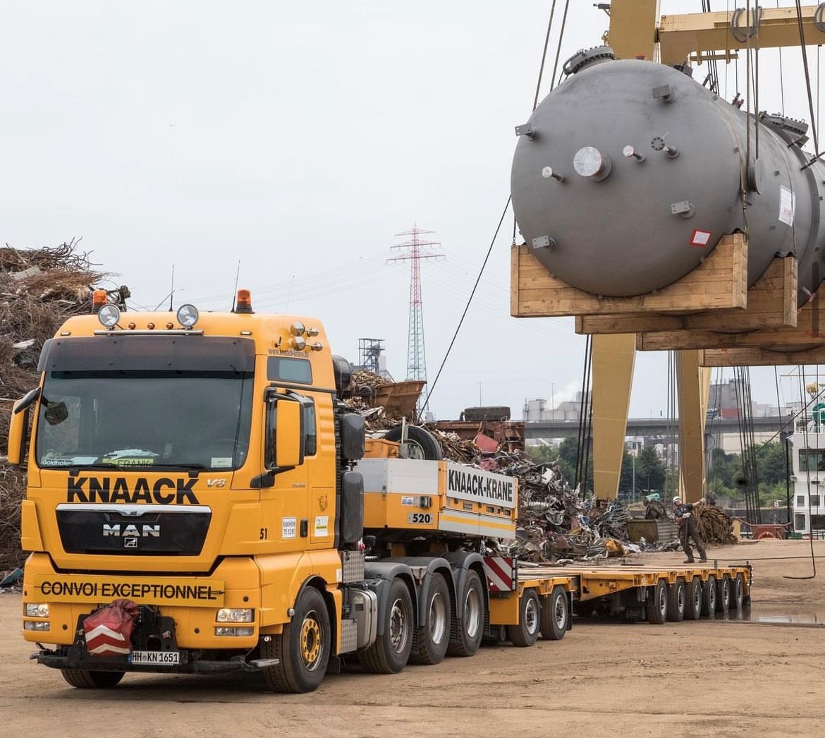 Transport von Maschinenteilen von Knaack-Krane